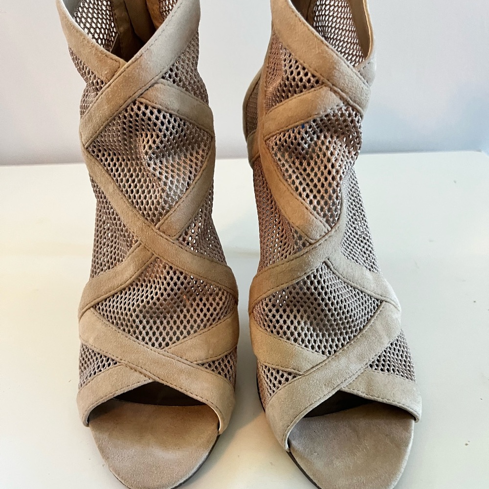 Guess Leather & Mesh heels Size 6 1/2